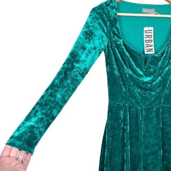 NWT Urban Outfitters Sasha Long Sleeve Velvet Romper in Emerald Green Size Small - Picture 6 of 12